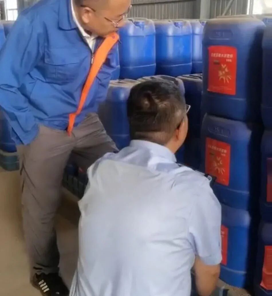 乌审旗市场监管局执法人员对沣盛公司产品进行调查